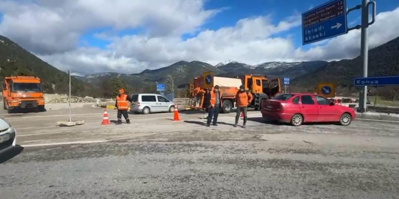 Dün Yağan Sağanak Karayolunu Göle Döndürdü