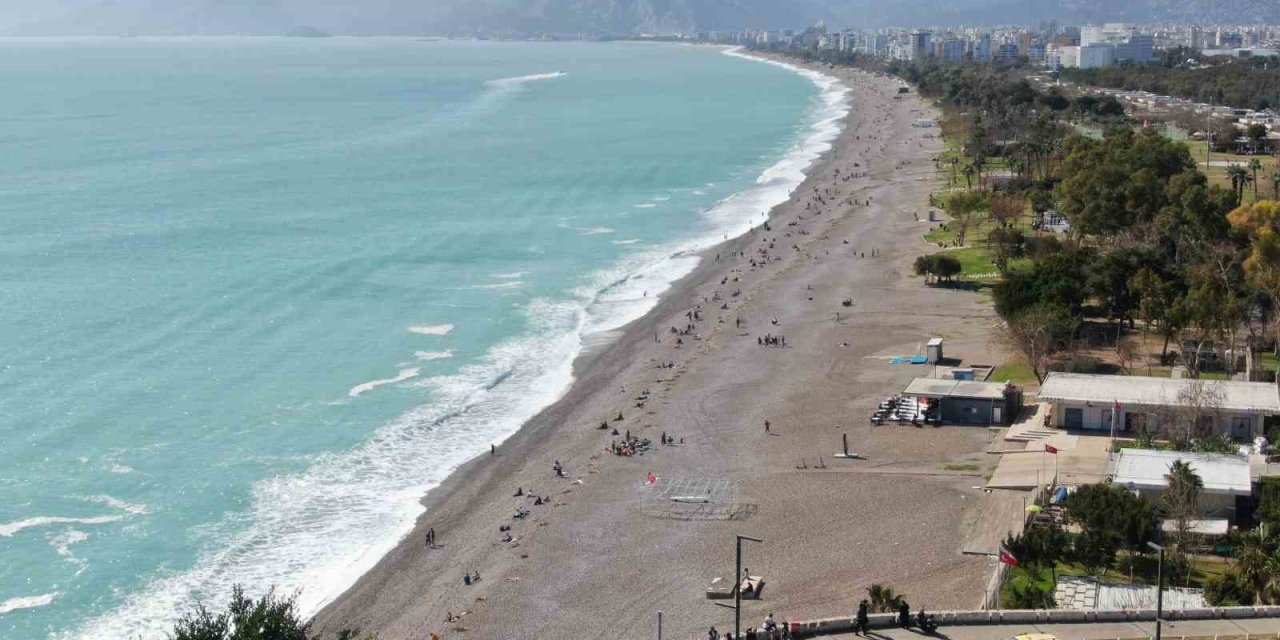 Konyaaltı Sahili’nde Selin İzleri Arasında Deniz Keyfi