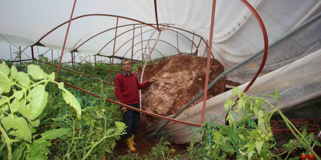 Antalya’da Heyelan Evlerin Duvarlarını Çatlattı, Seralara Dev Kayalar Düştü