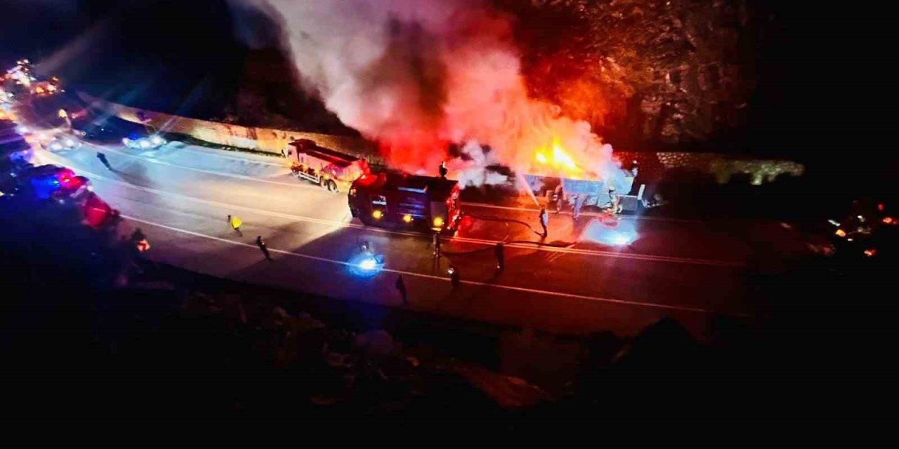 Isınan Tekerlek Balatalarından Çıkan Alevler Sunta Yüklü Tırı Yaktı