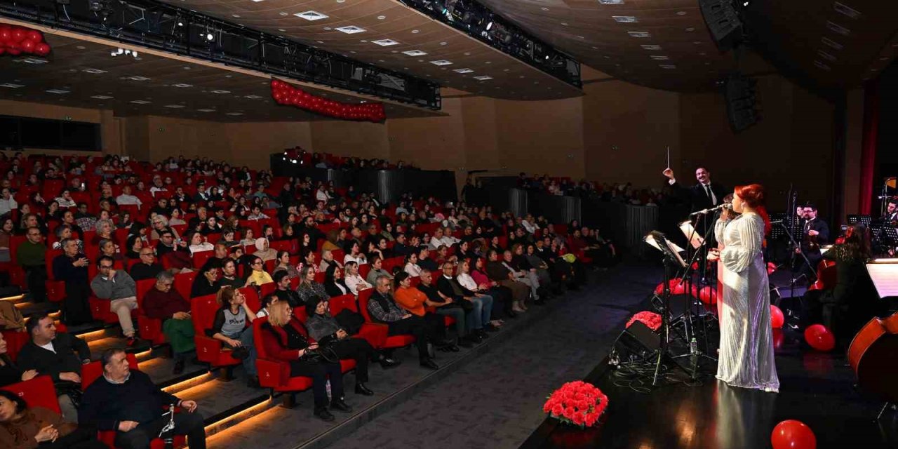 Mersin’de Sevgililer Günü’ne Özel Ajda Pekkan Şarkıları Konseri