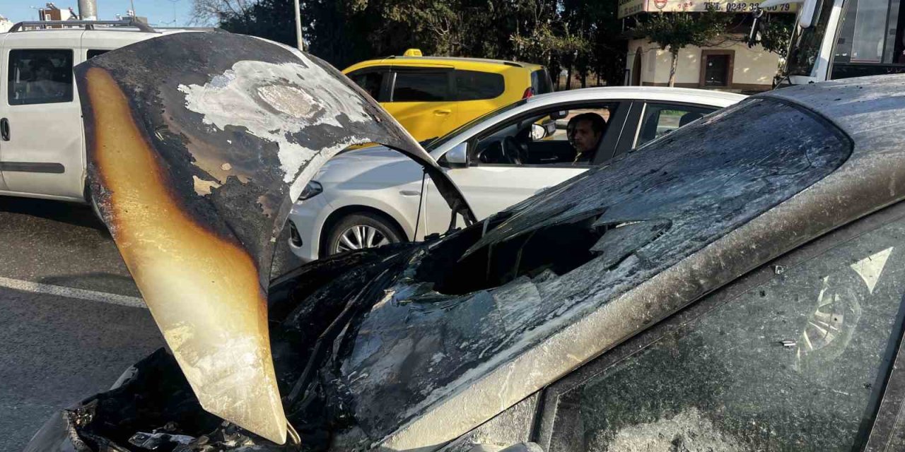 Seyir Halindeki Alev Alan Otomobil Kullanılamaz Hale Geldi