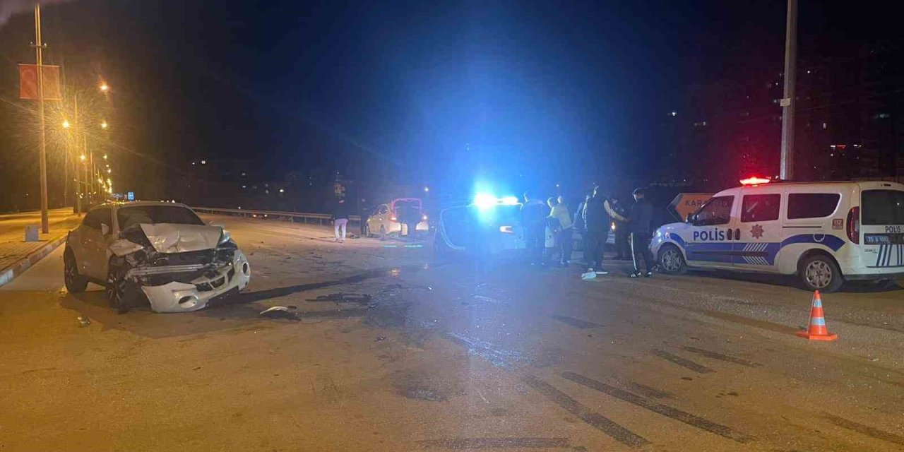 Karaman’da Ciple Otomobil Çarpıştı: 4 Yaralı