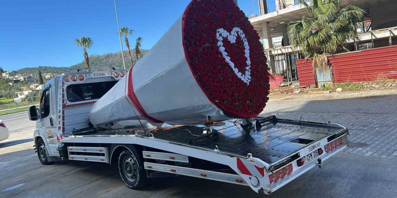 Çekicinin Vincini 777 Gülle Donatıp Eşine Sürpriz Yaptı