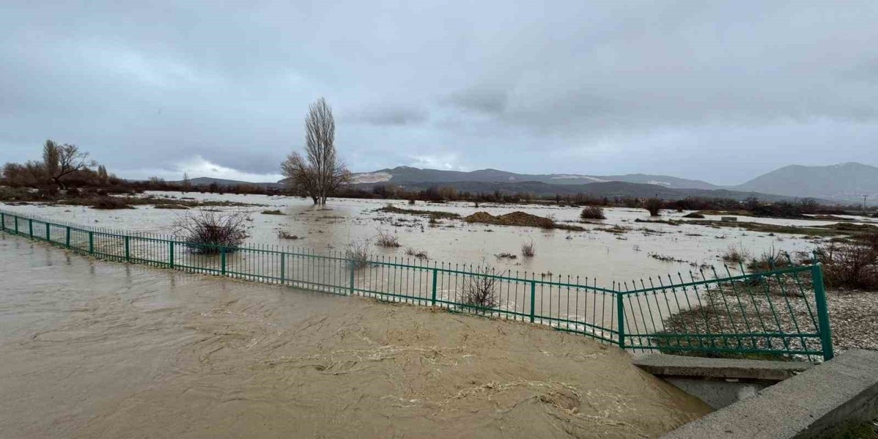 Gembos Kanalı Taştı, Ekili Alanlar Suyla Kaplandı