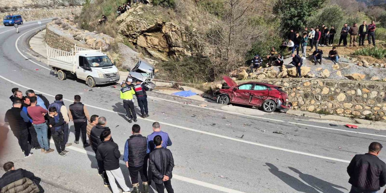 Alanya’da 3 Araçlı Zincirleme Kaza: 1 Ölü, 3 Yaralı