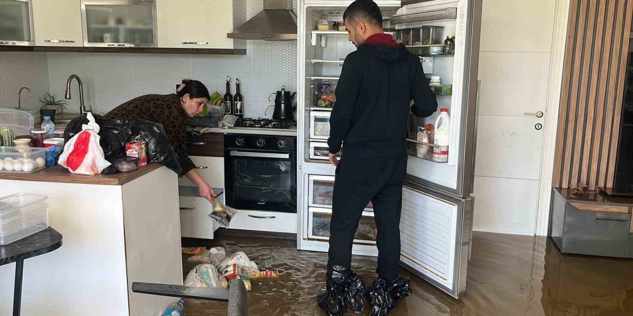 Alanya’da Debi Yükseldi, Çay Kenarındaki İşletmeler Sele Kapıldı