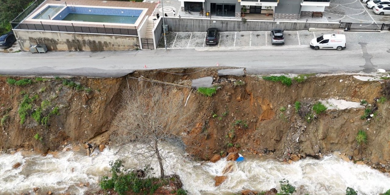 Alanya’da Şiddetli Yağış Sonrası Heyelan Oluştu, Yol Çöktü