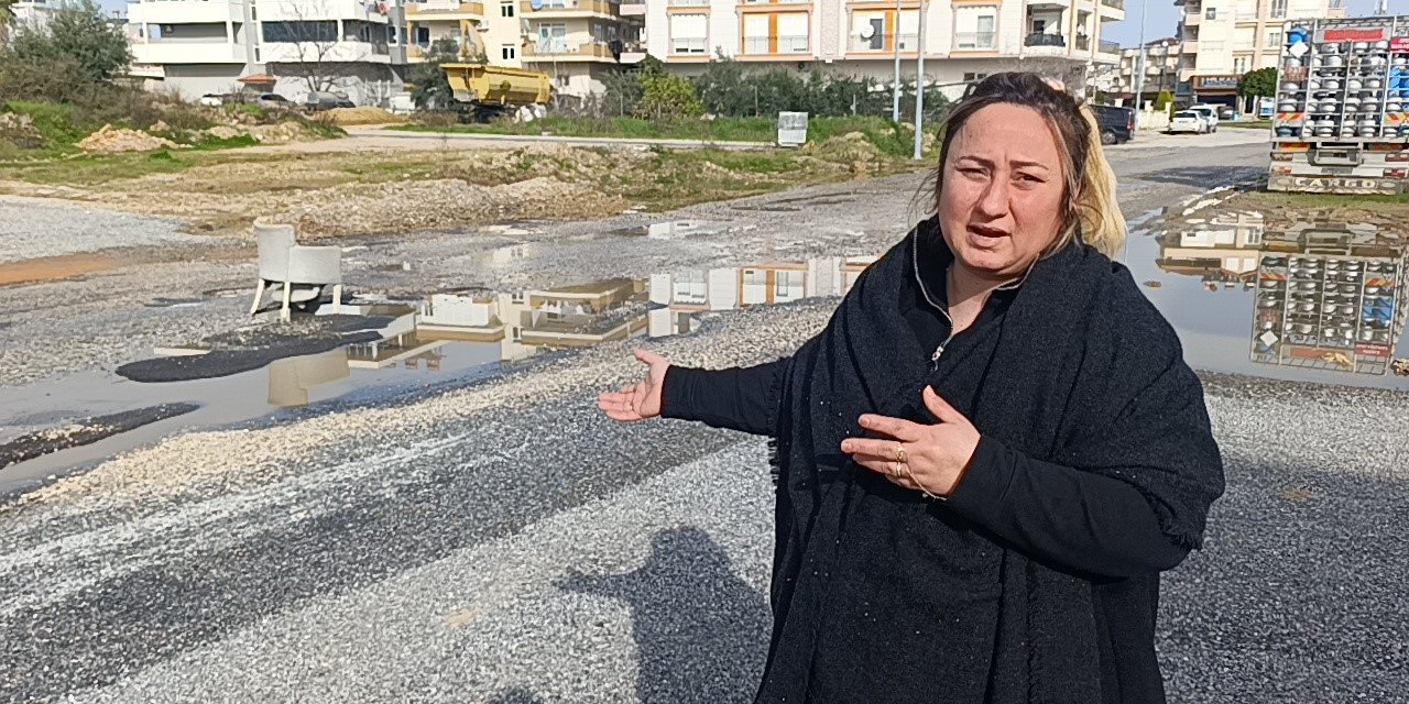 Yağışların Sebep Olduğu Yoldaki Çukura Koltuklu Önlem