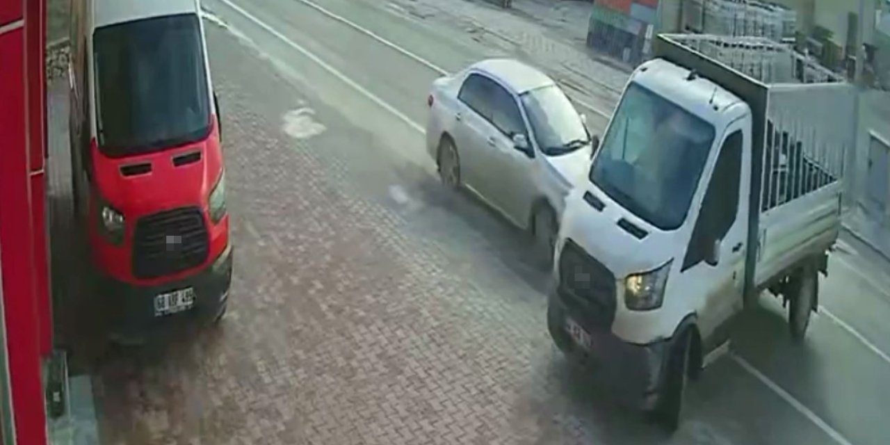 Dönüş Yapmak İsteyen Kamyonete Otomobil Çarptı: 1 Yaralı