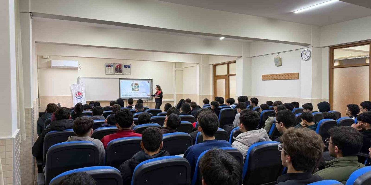 Mersin’de Gençlere Dijital Farkındalık Semineri