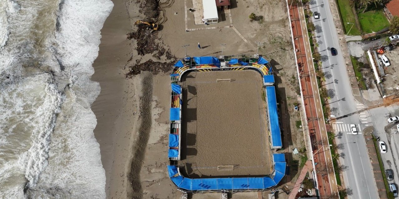 Alanya’da Etkili Olan Fırtına Sahildeki İşletmede Hasara Yol Açtı