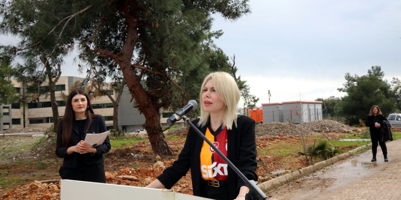 Aü Rektörü Prof. Dr. Özkan, Ağaç Dikimine Galatasaray Formasıyla Gelip, Fenerbahçe’ye Başarı Diledi