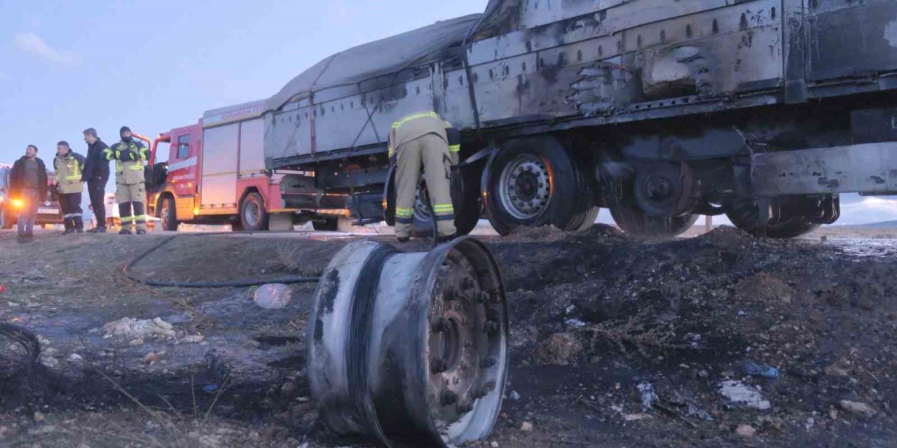 Dorsede Çıkan Yangın Tırı Sarmadan Söndürüldü