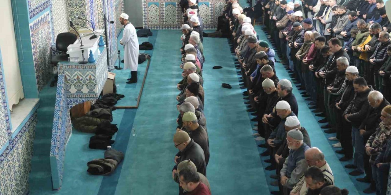 Karaman’da İlk Teravih Namazında Camiler Doldu Taştı