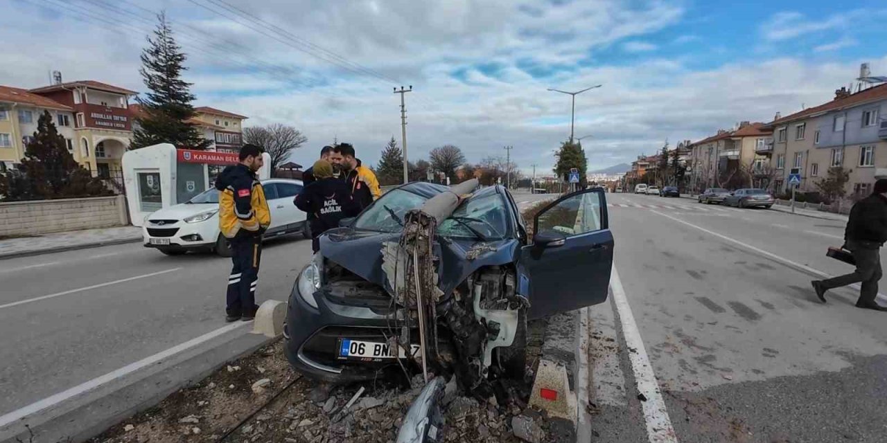 Çarptığı Aydınlatma Diğeri Otomobilin Üzerine Devrildi: Sağlık Çalışanı Ölümden Döndü