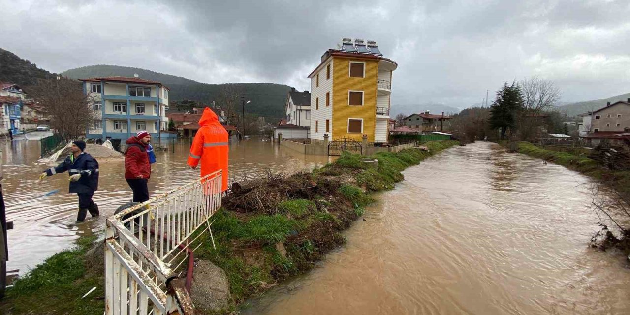 Taşkın Suları Tahliye Ediliyor, Bozulan Yollar Onarılıyor