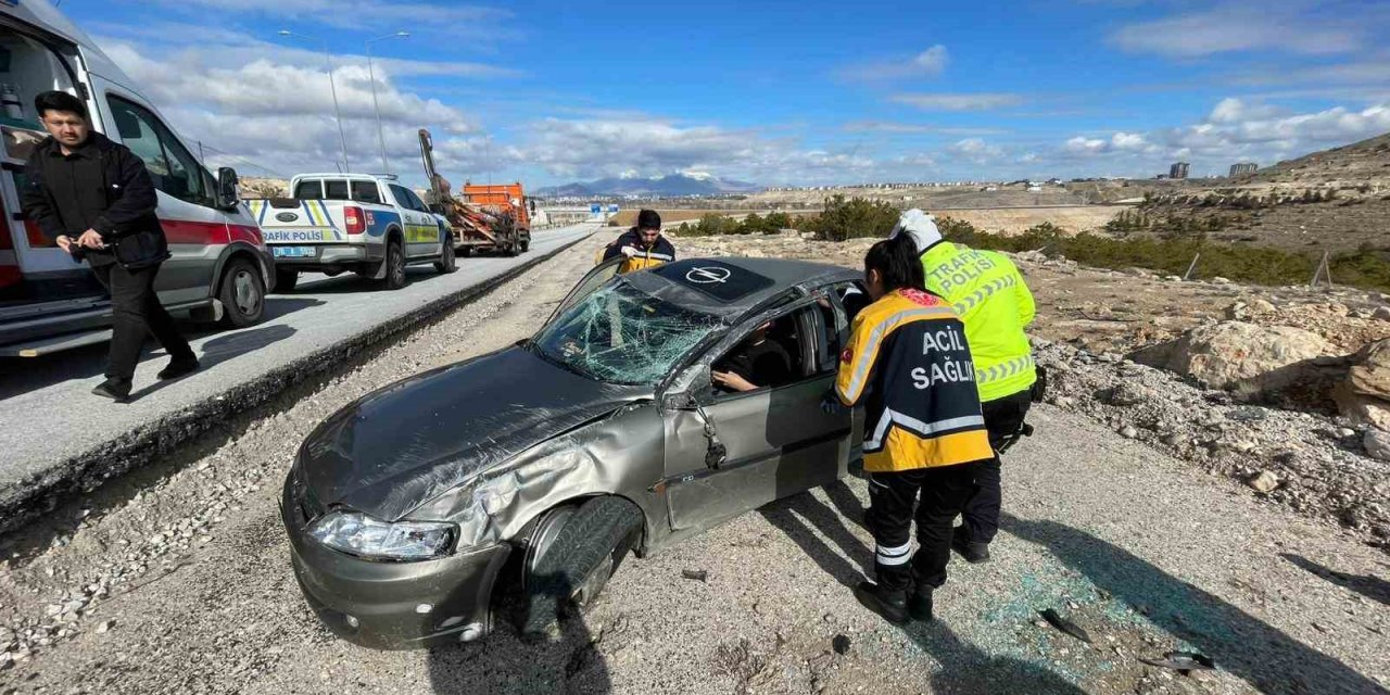 Refüje Çarpan Otomobil Şarampole Takla Attı: 1 Yaralı