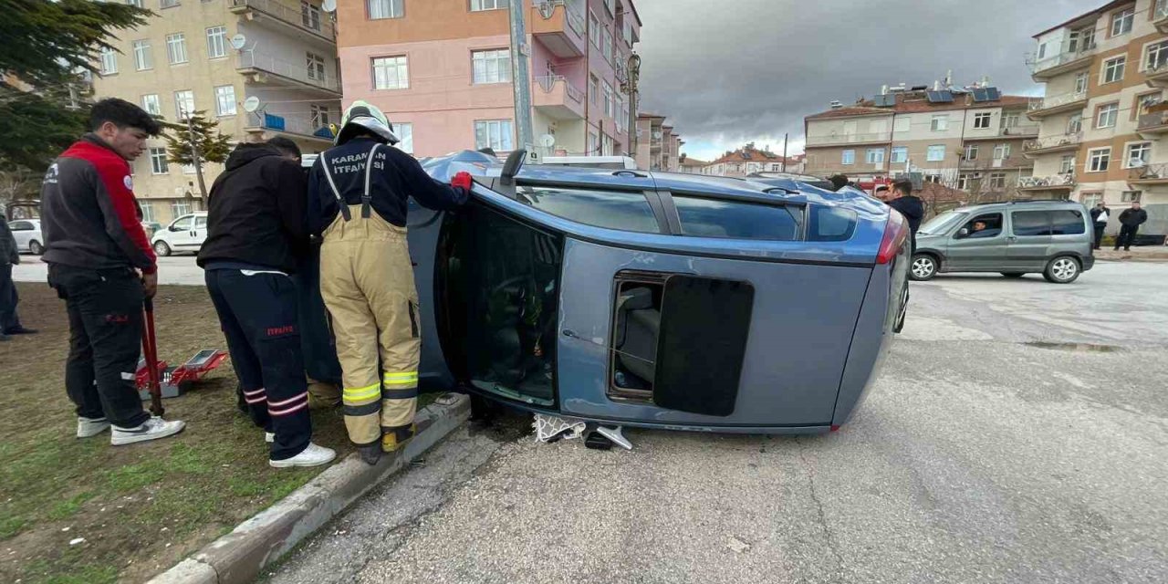 Hafif Ticari Araçla Çarpışan Otomobil Yan Yattı: 2 Yaralı