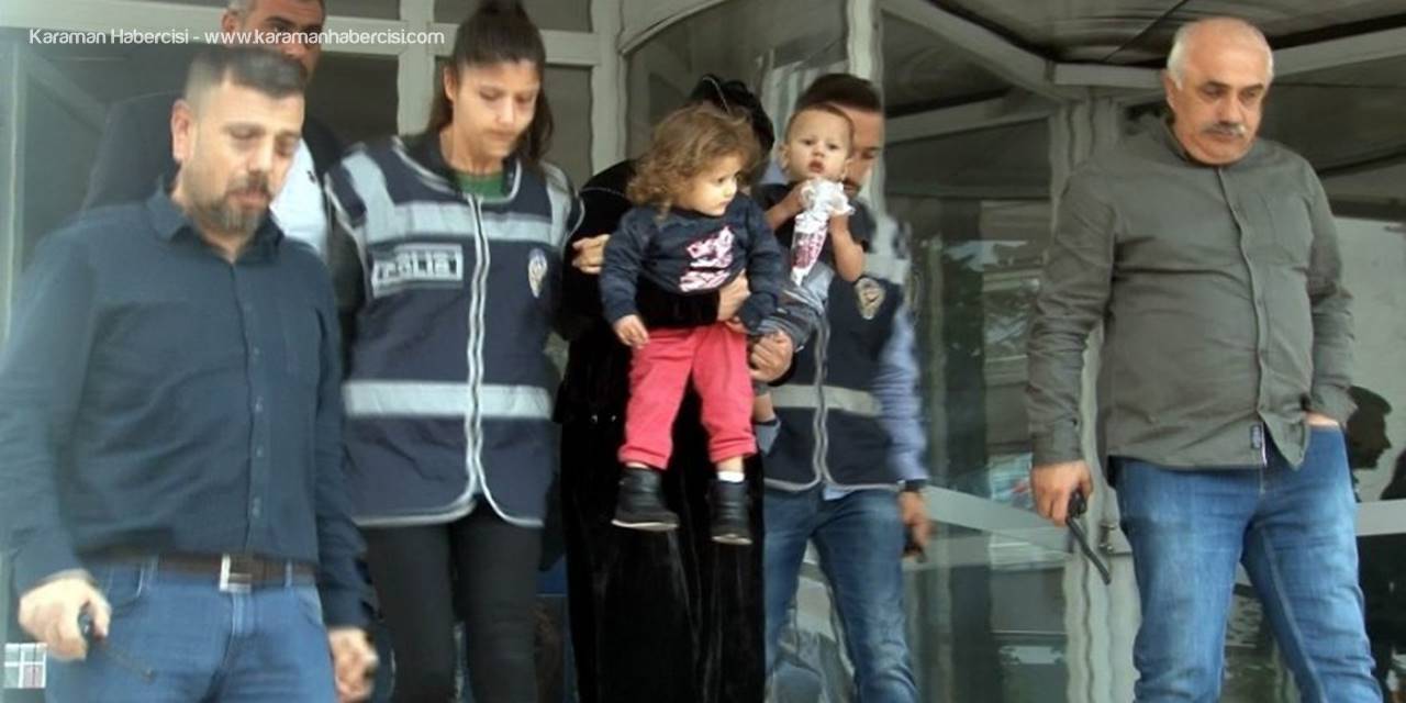 Görünmemek İçin Yüzünü Çocuklarıyla Kapattı