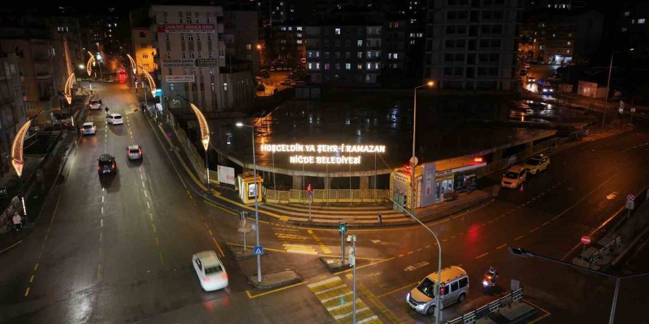 Niğde’de Ramazan Ayında Ömer Halisdemir Meydanı’nda Görsel Şölen