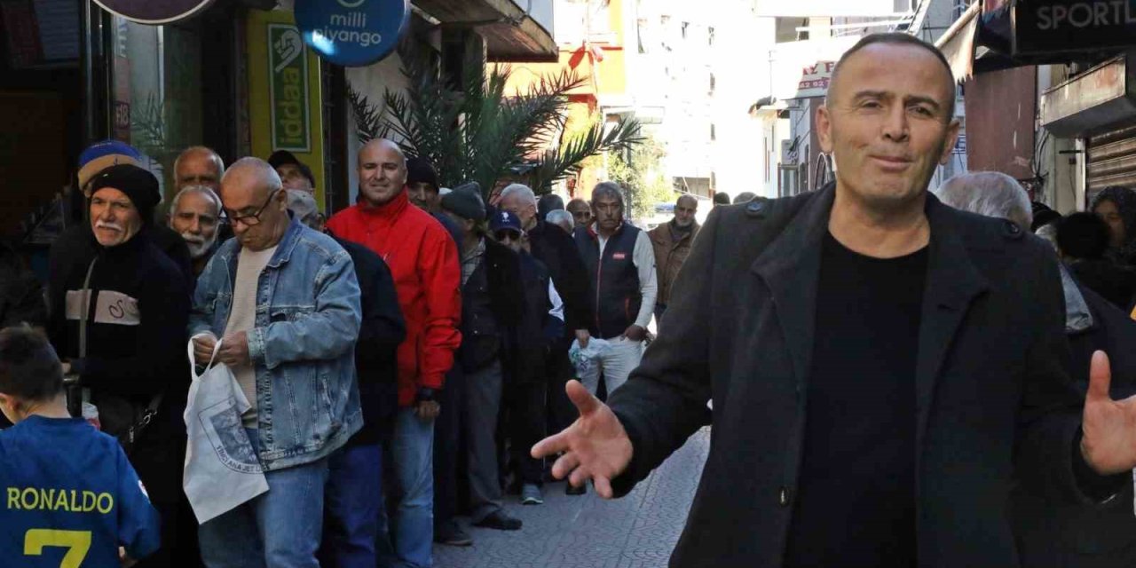 Gizli Hayırseverin Ücretsiz Pide Kuyruğu