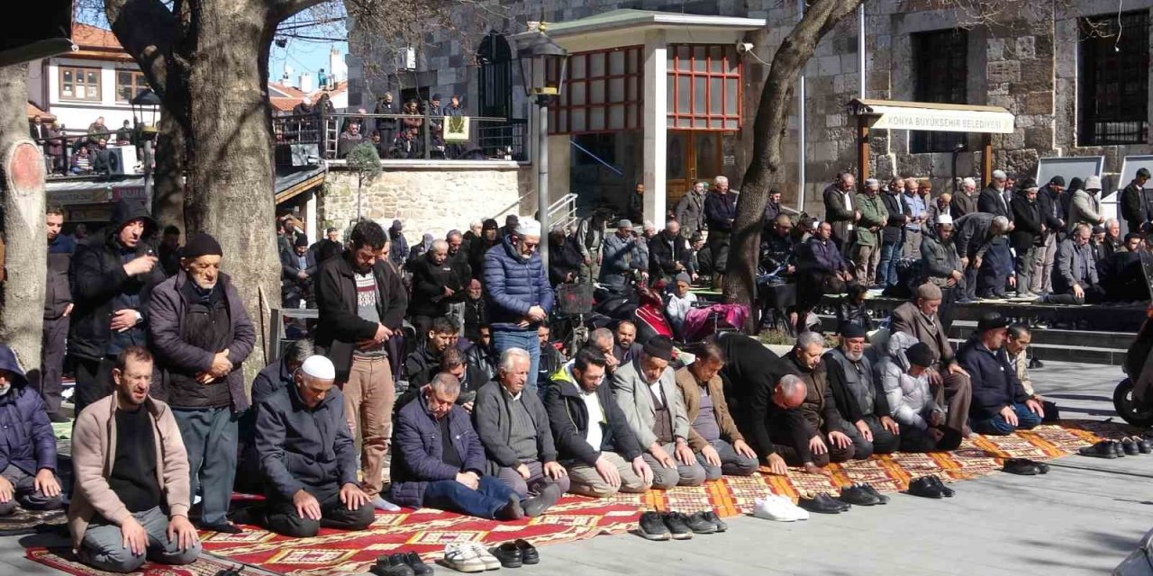 Konya’da Ramazan Ayının İlk Cuma Namazında Camiler Doldu Taştı