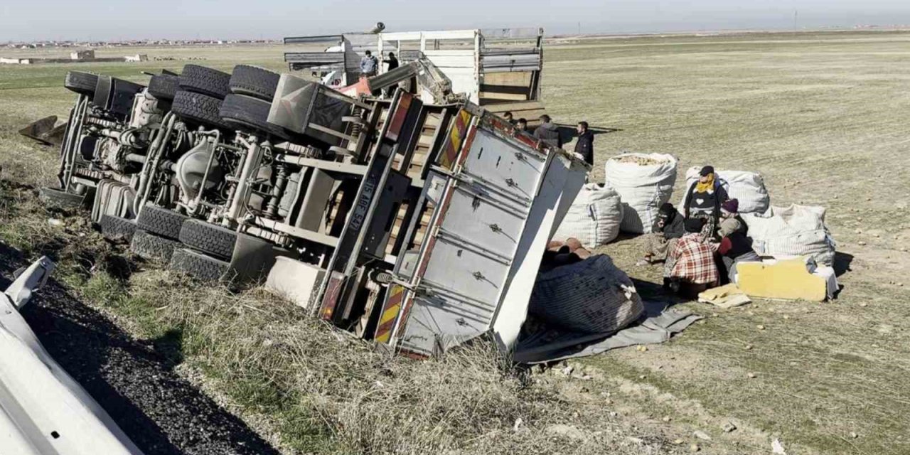 Aksaray’da Patates Yüklü Kamyon Şarampole Devrildi: 1 Yaralı