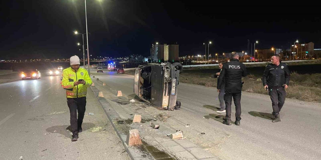 Karaman’da Beton Duba Ve Aydınlatma Direğine Çarpan Otomobil Yan Yattı: 2 Yaralı