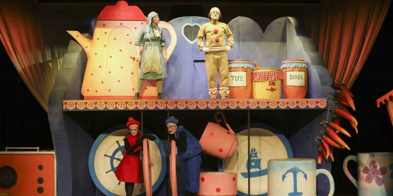 Mersin Şehir Tiyatrosuna Küçük Ellerden Büyük Alkış