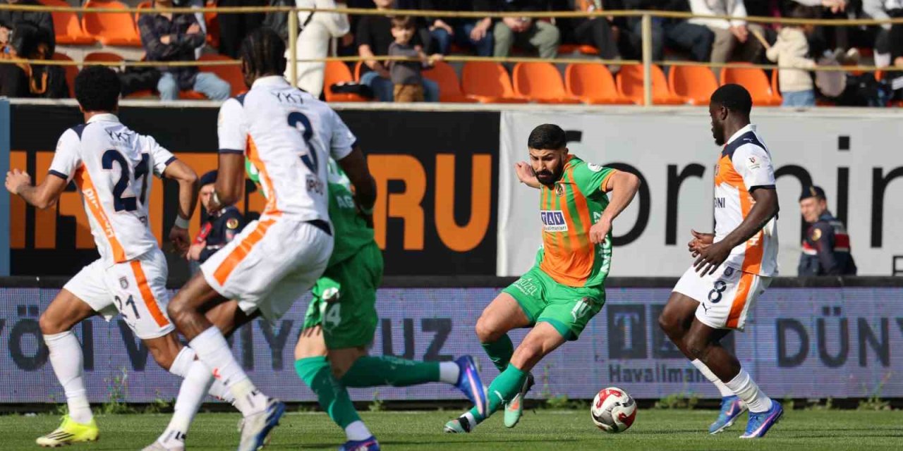 Trendyol Süper Lig: Corendon Alanyaspor: 0 - Rams Başakşehir: 2 (ilk Yarı)