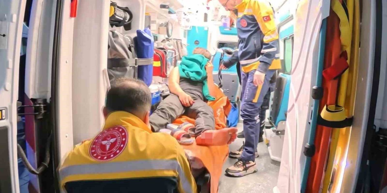 Arkadaşların Bıçaklı Kavgası Kanlı Bitti: 1 Yaralı