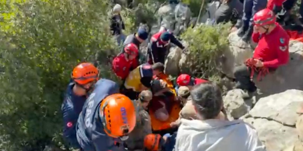 Koyunlarını Otlatan Yaşlı Kadın Düştüğü Kayalıkların Arasında 1 Gün Sonra Bulundu