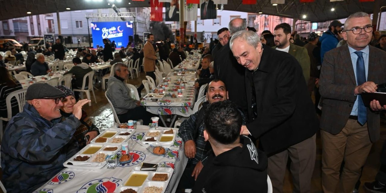 Kepez’de Ramazan Bereketi İftar Sofraları Kuruldu, Lokmalar Dağıtıldı