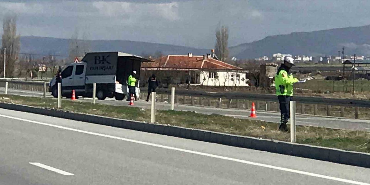 Kontrolden Çıkan Kamyonet Bariyerlere Çarptı: 1 Yaralı