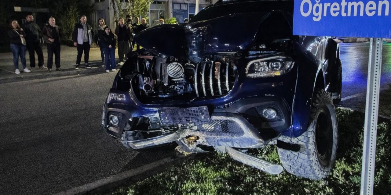 Gazipaşa’da Kamyonet Refüje Çıktı: 2 Yaralı