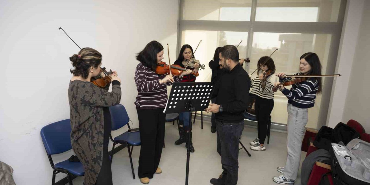 Mersin Büyükşehir Belediyesinin Ücretsiz Enstrüman Kurslarına Yoğun İlgi