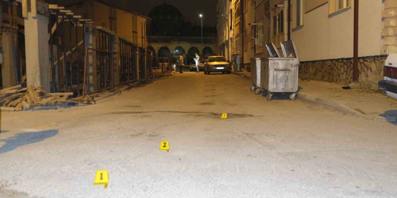 Sokak Ortasında Tüfekle Rastgele Ateş Açıldı: Saçmalar Bir Araçla Apartmanın Kapısına İsabet Etti