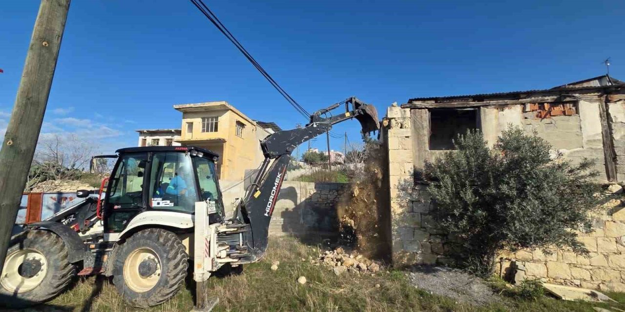 Mersin’de Çökme Riski Taşıyan Metruk Bina Yıkıldı
