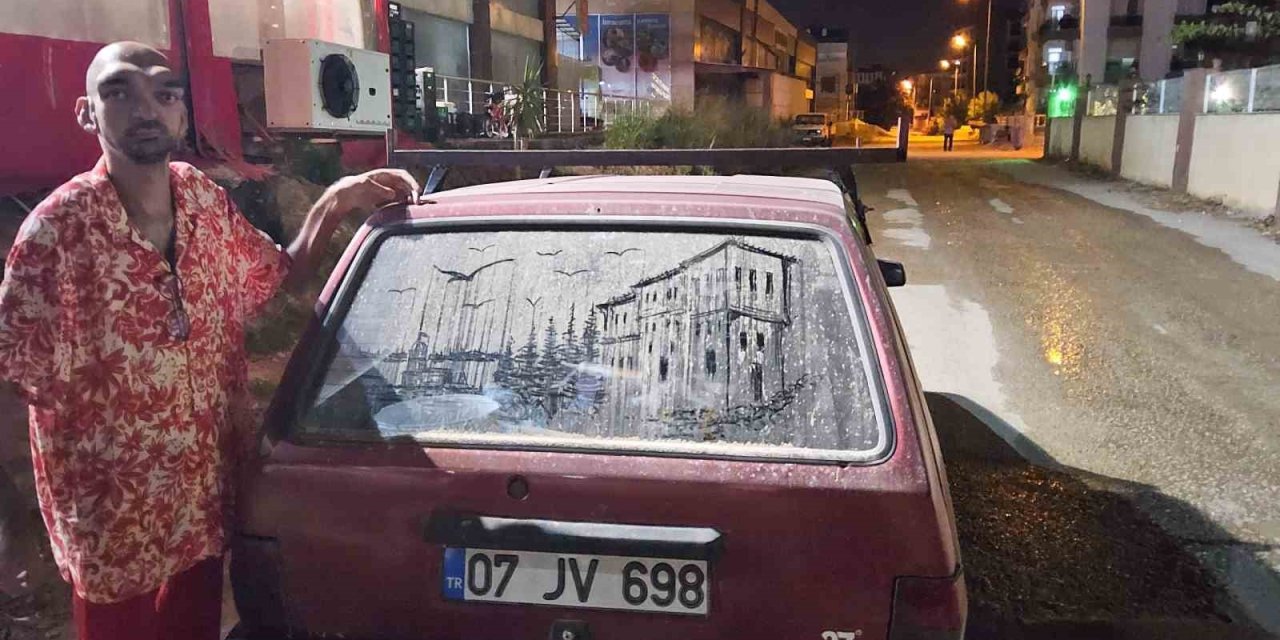 Tozlu Araç Görünce Dayanamıyor, Camları Sanat Eserine Dönüştürüyor