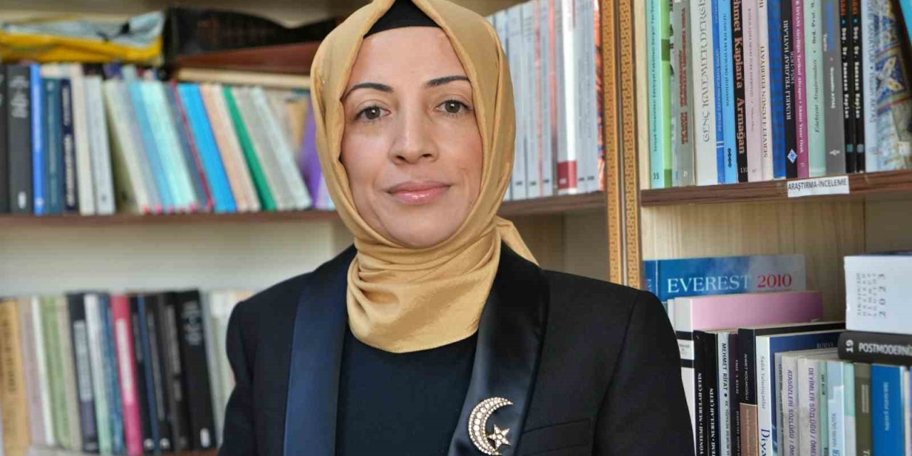 Üniversiteye Girebilmek İçin Çıkardığı Başörtüsüyle Akademisyen Olarak Kürsüye Çıktı