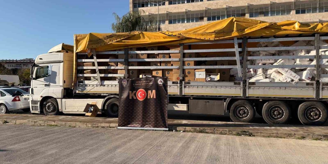Antalya’da Tırdan 7 Milyon 440 Bin Kaçak Makaron Çıktı