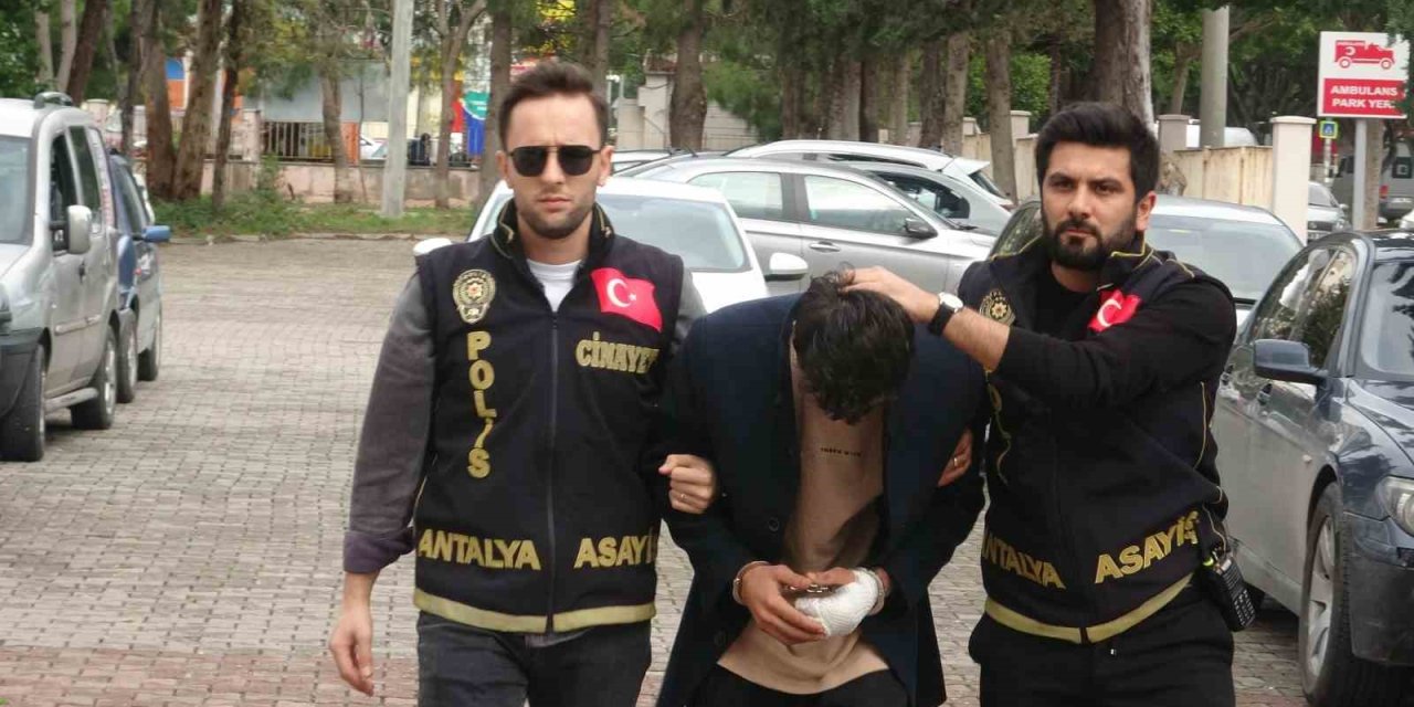 Antalya’da 20 Yerinden Bıçaklayarak Öldürdüğü Gencin Telefonunu Foseptik Çukuruna Atmış