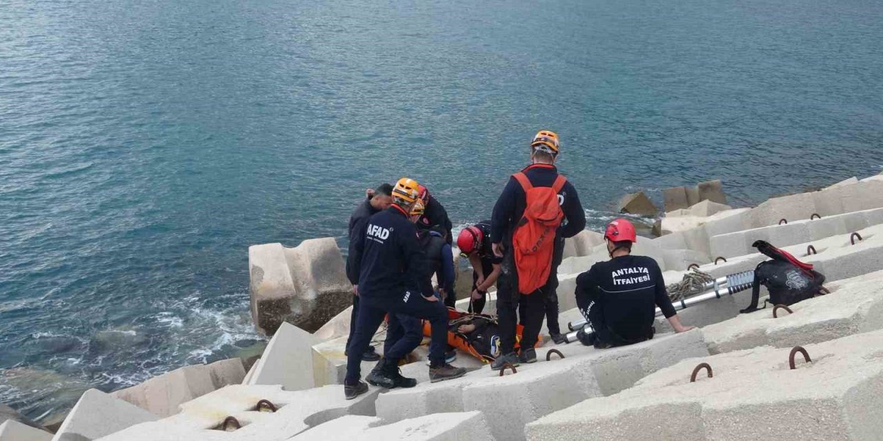 Balık Tutmak İçin Gittiği Dalga Kıranda Düşerek Mahsur Kaldı