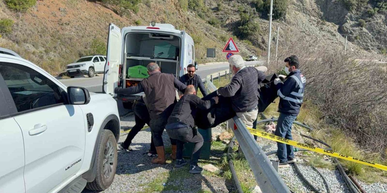 Yol Kenarında Ölü Bulunan Kadının Kocası İle Oğlu Tutuklandı