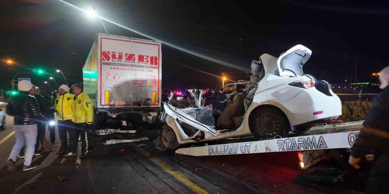 Niğde’de Feci Kaza: Tıra Çarpan Otomobilin Sürücüsü Hayatını Kaybetti
