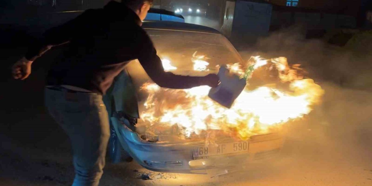 Alev Alev Yanan Araca Antifriz Döküp Söndürmeye Çalıştı