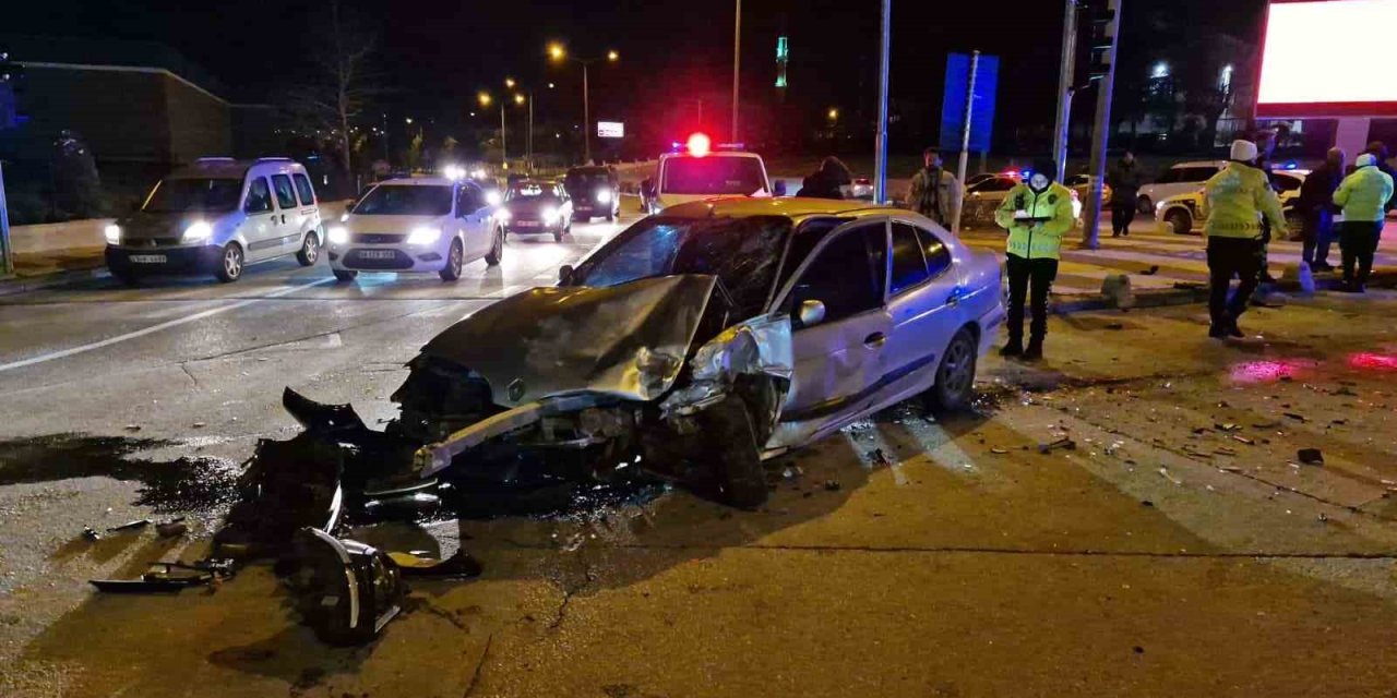 Karaman’da Polisten Kaçan Şüpheliler Kaza Yaptı: 3 Yaralı