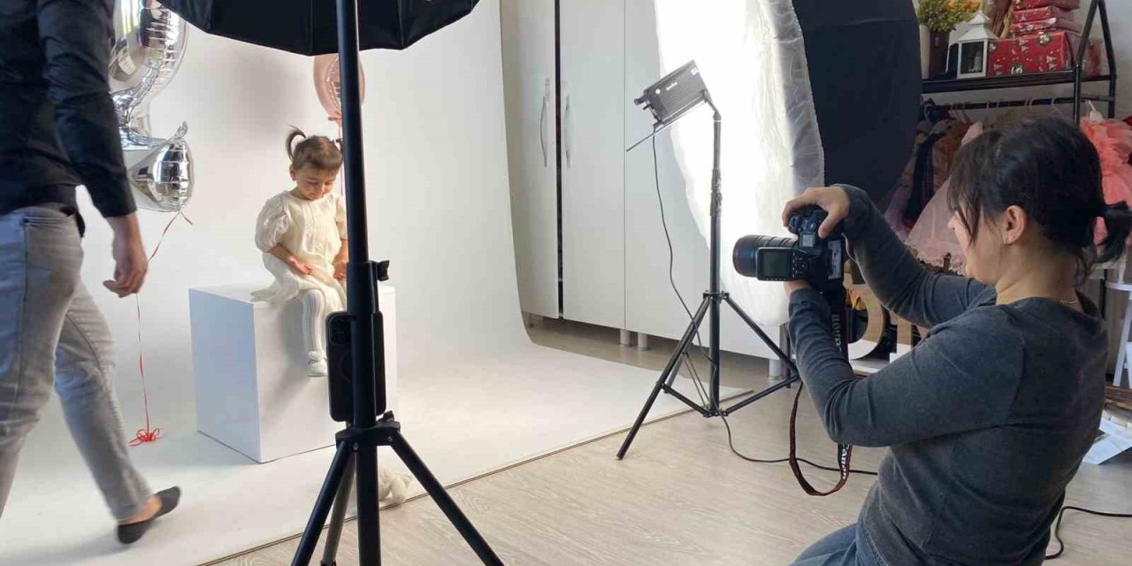 İkiz Bebeklerinin Fotoğraflarını Çekerek Başladı, Evinin Bir Odasını Stüdyoya Çevirdi