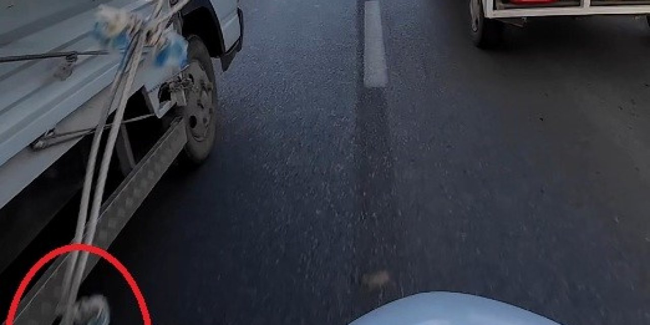 Kamyonetten Sarkan İpe Dolanan Motosikletli Ölümle Burun Buruna Geldi
